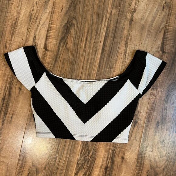 Gibson & Latimer medium black and white crop top - Picture 1 of 4